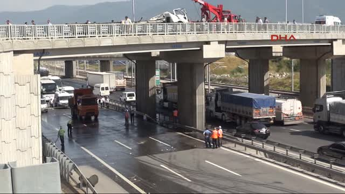 Köprü Üstünde Kaza Yapan Tır\'ın Taşıma Tankı Tem\'e Düştü 1 Ölü