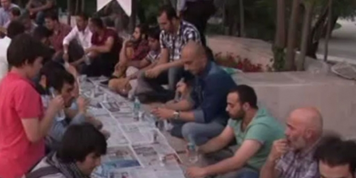 Mazlumder, İsrail Büyükelçiliği Önünde İftar Yaptı