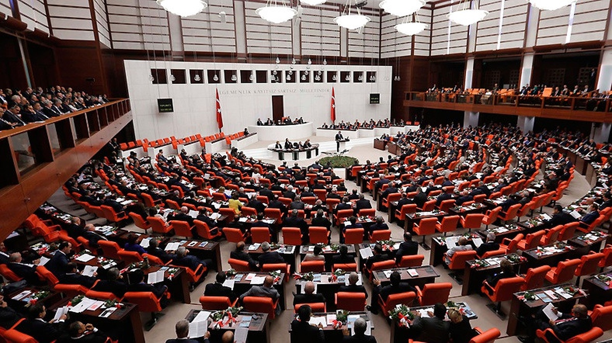 MHP\'li Günal\'dan, Meclis Başkanlığı\'na "Torba Tasarı" Başvurusu