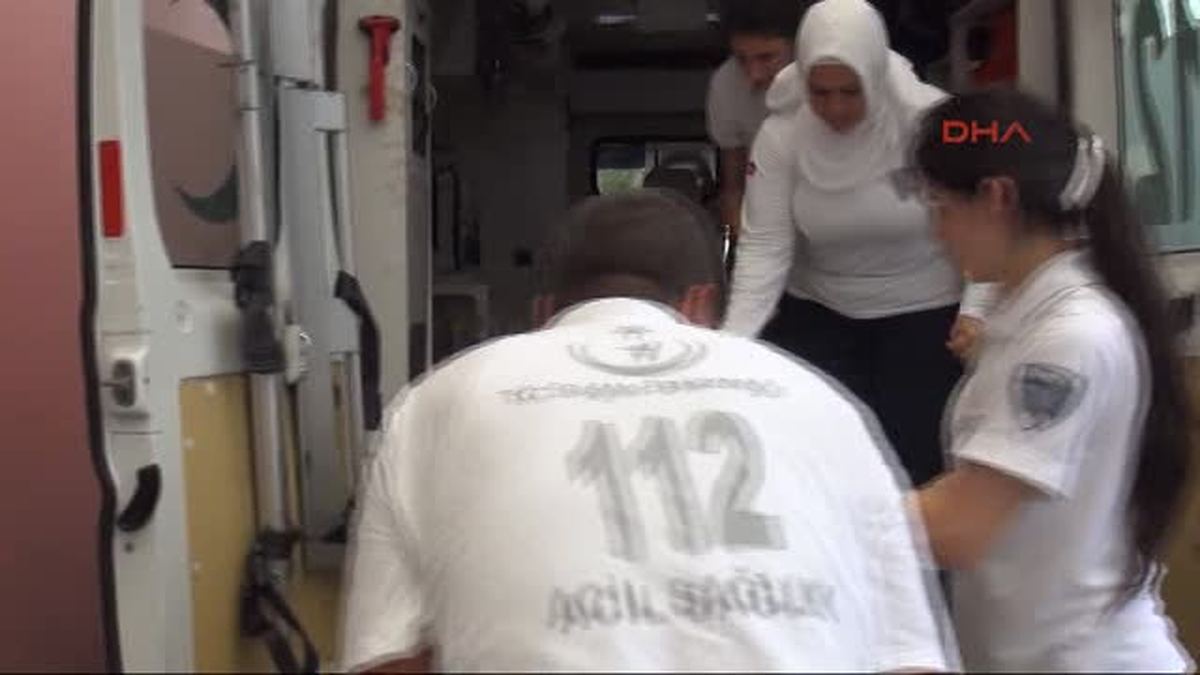 Nikahsız Eşini Satırla Yaraladı, Öldüğünü Düşünerek 4\'üncü Kattan Atladı