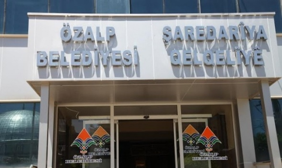 Özalp Belediyesine Kürtçe Tabela Asıldı