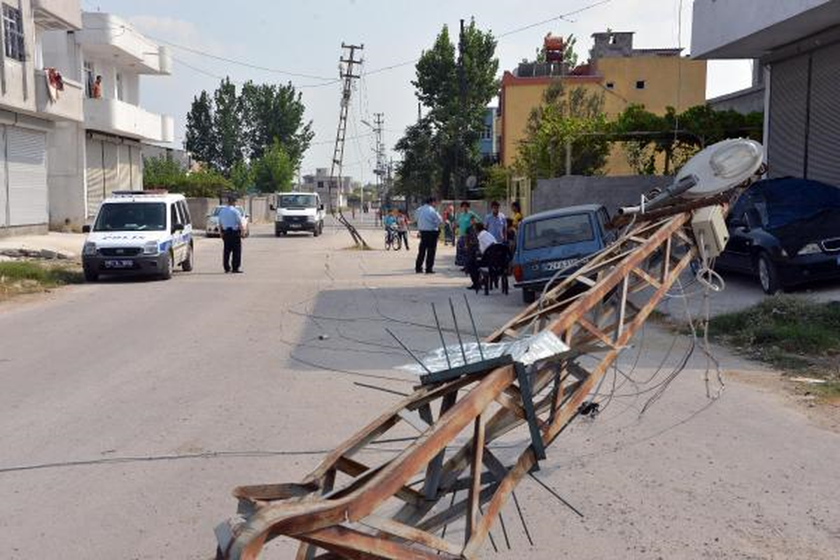 Polis, Devrilen Elektrik Direği Yanında Nöbet Tuttu