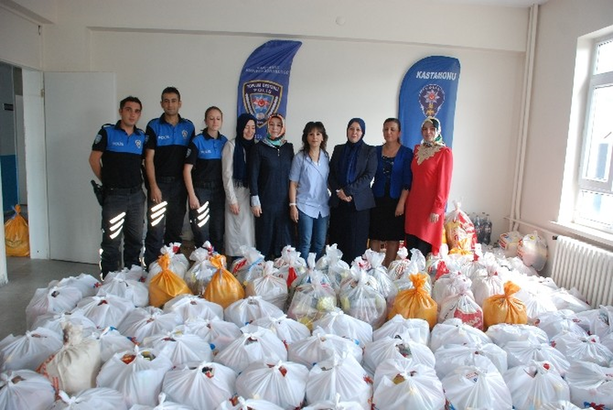 Polis\'ten İhtiyaç Sahibi Ailelere Yardım