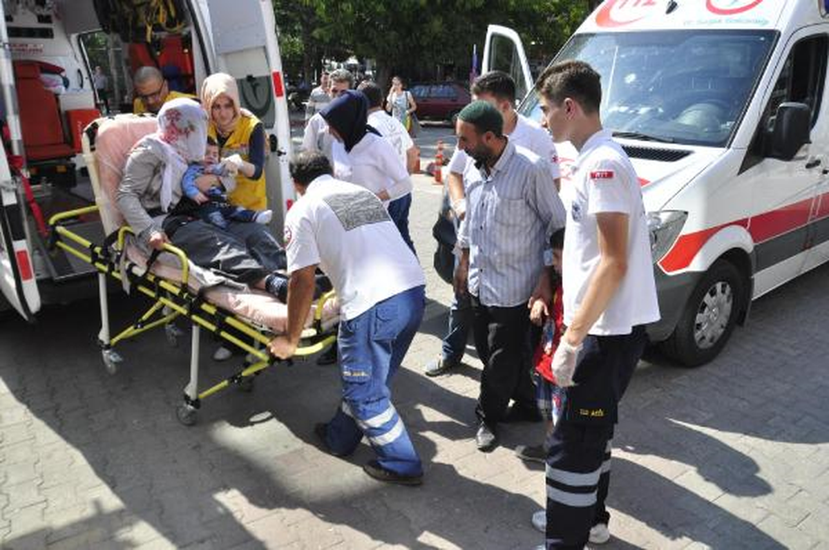 Sedye ile Taşınırken Bile Kucağındaki Çocuğunu Bırakmadı