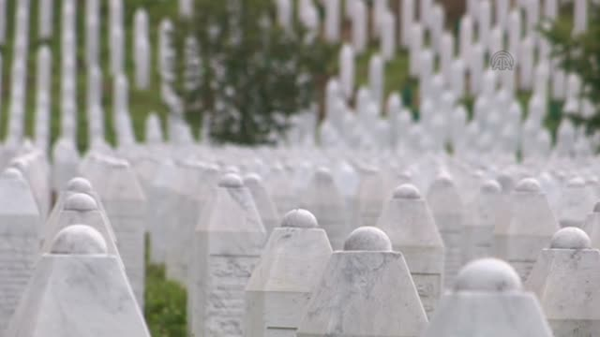 Srebrenitsa sessizliğe büründü