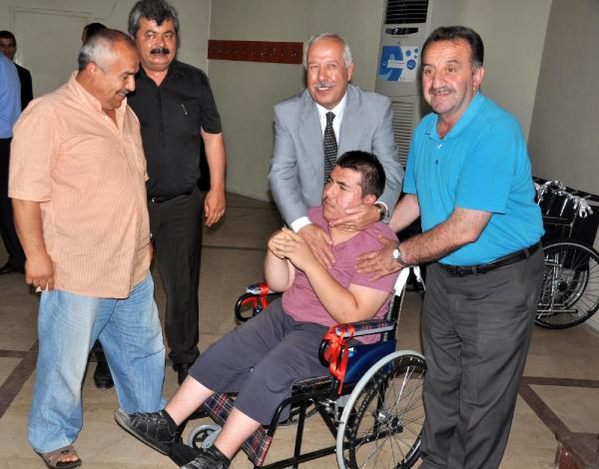 Tebrik Çiçekleriyle 10 Engelliye Sandalye