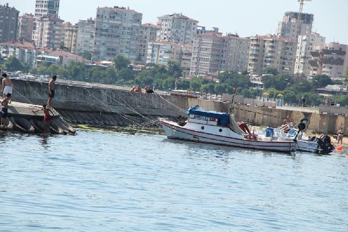İstanbul\'da Tekneden Denize Düşen Genç Kayboldu