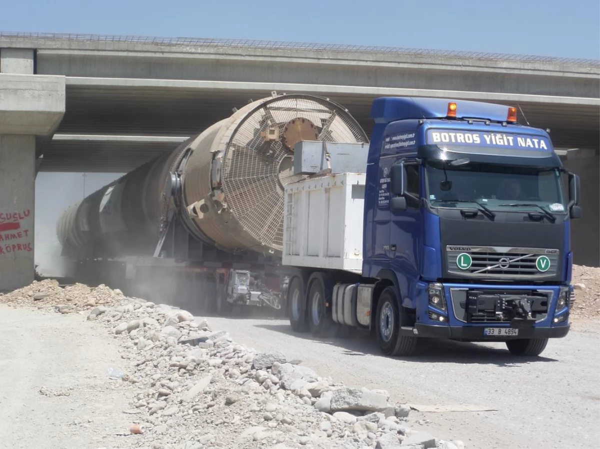 TIR, 70 Metrelik Arıtma Kulesini Taşıyor