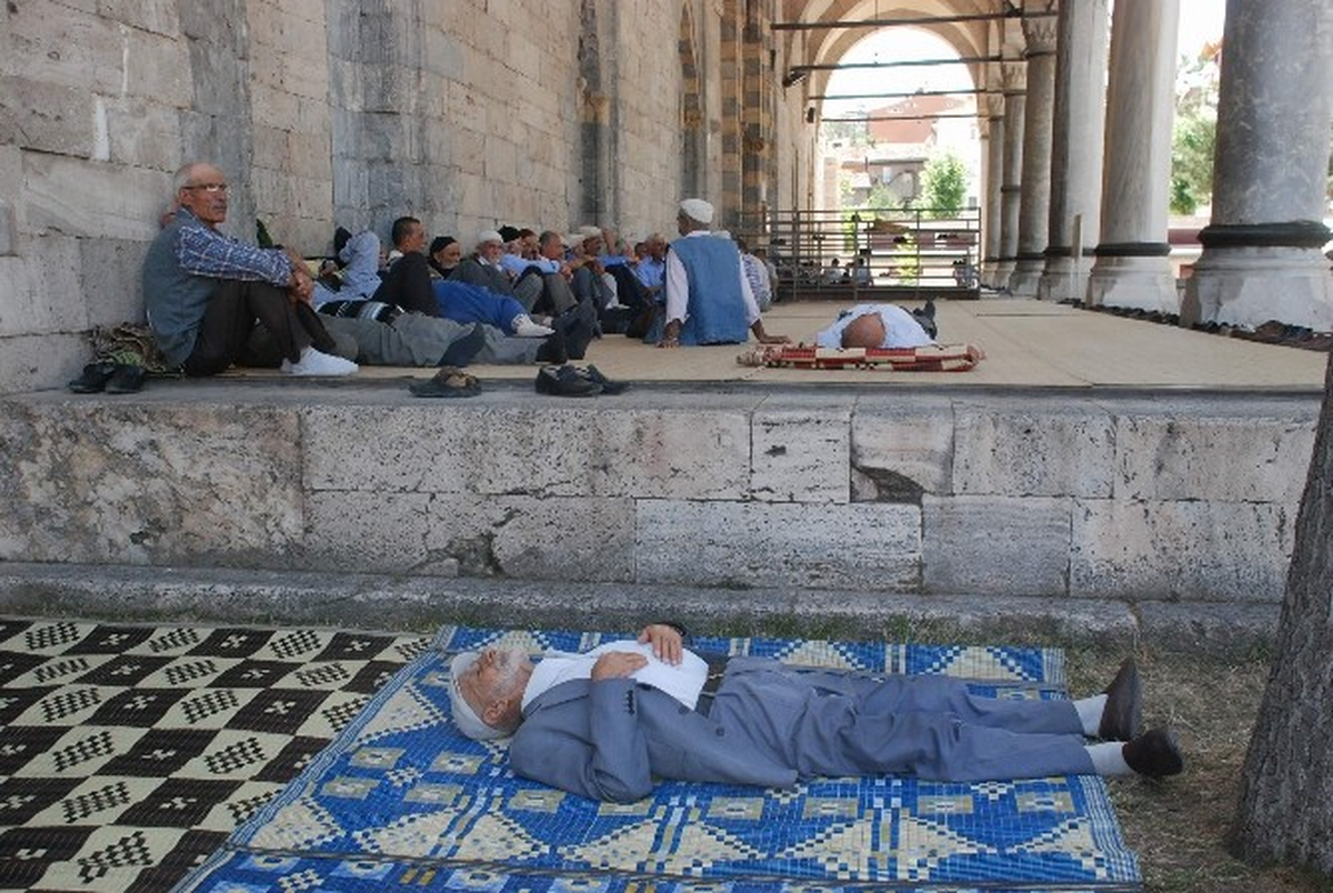Tokat\'ta Sıcaktan Bunalanlar Cami Avlusunda Serinledi