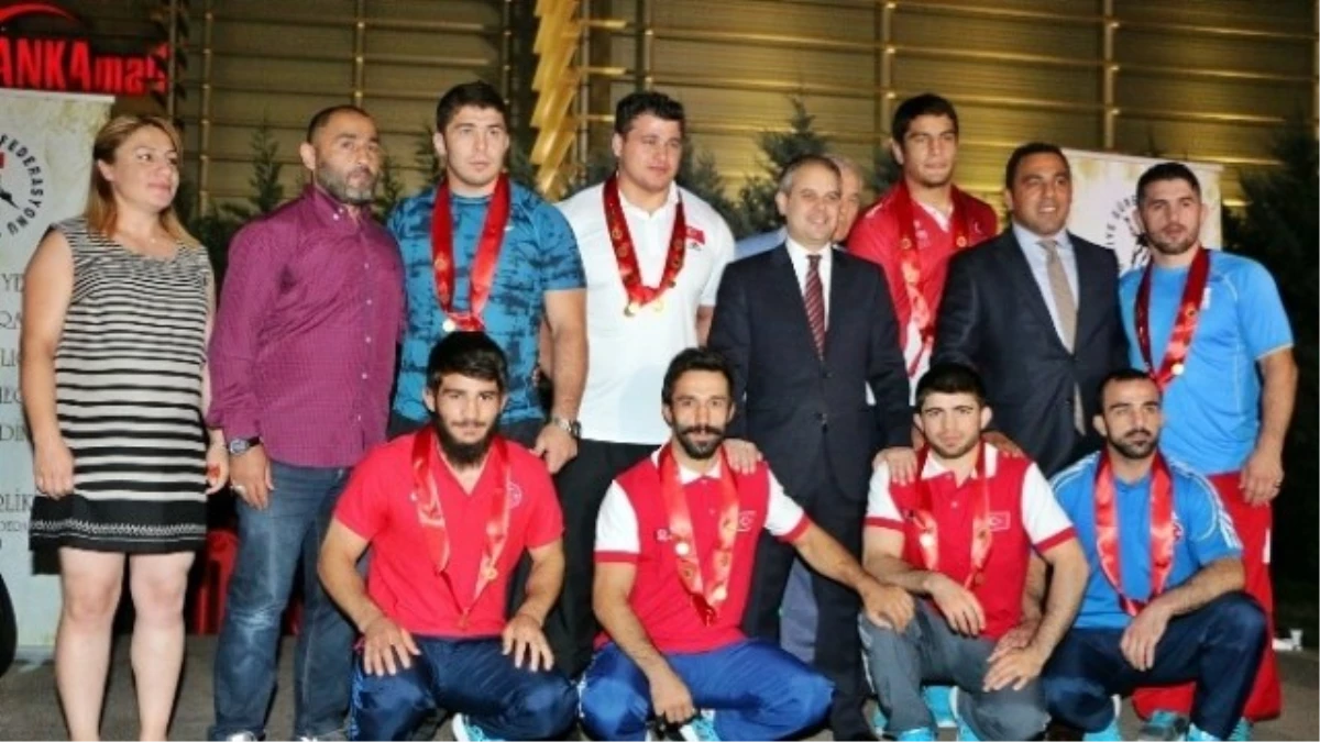 Türk Güreş Camiası İstanbul\'daki İftar Yemeğinde Buluştu