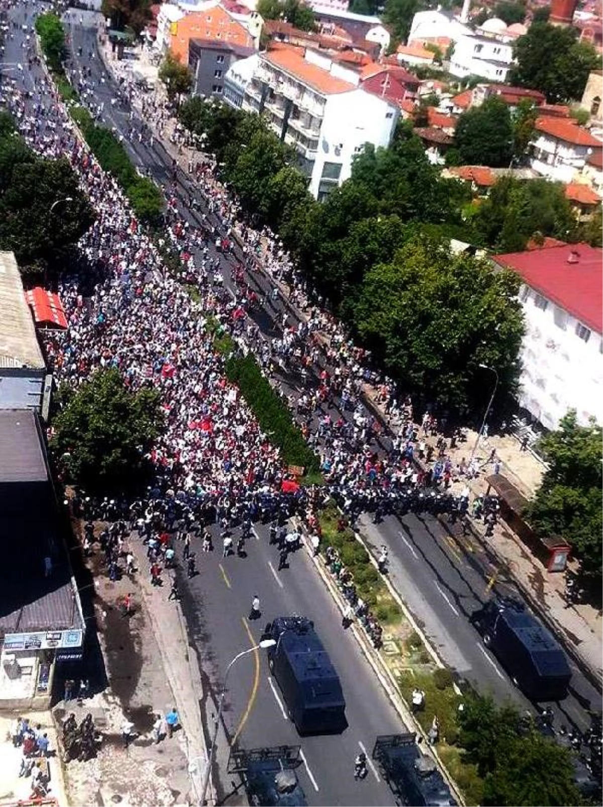 Üsküp\'te Binlerce Arnavut Protesto Gösterisi Düzenledi