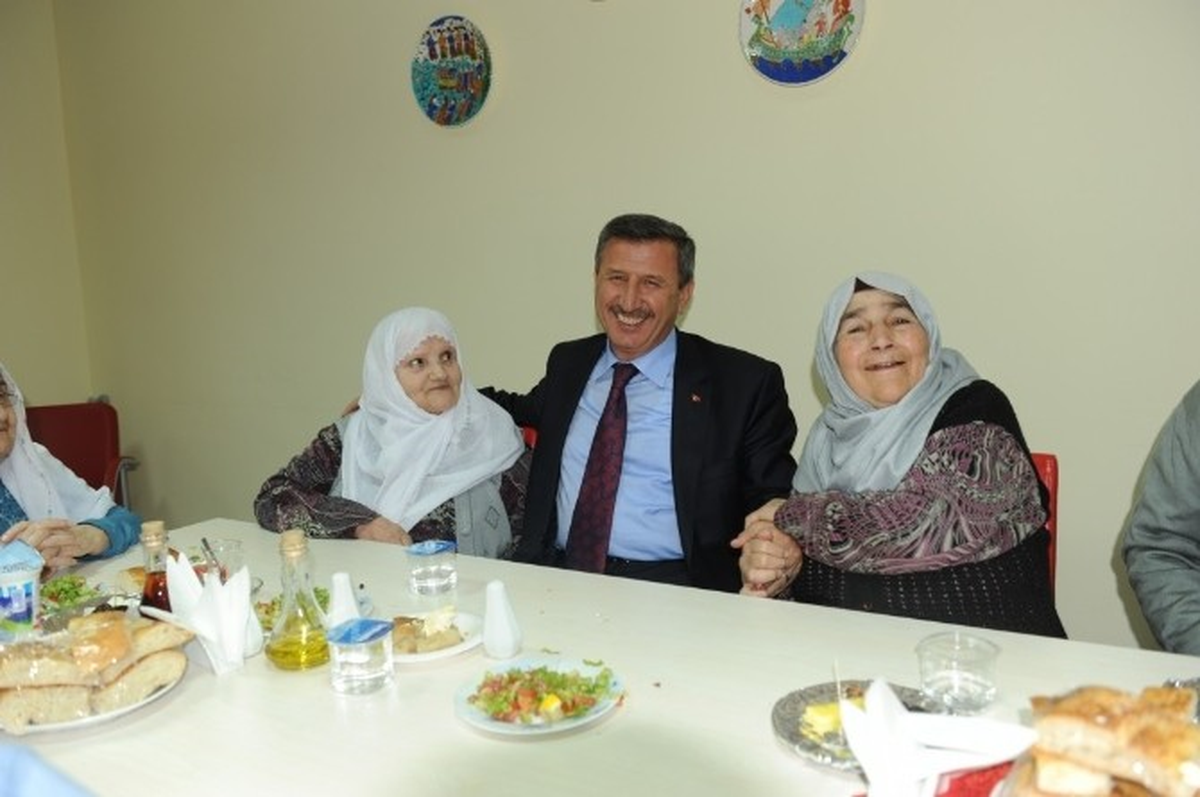 Vali Şerif Yılmaz: "Yaşlılarımız Belirli Günlerde Değil, Sürekli Hatırlanmalı"