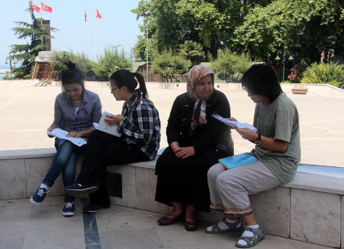 Valilik Önünde İncil Dağıtan Japonları Polis Uzaklaştırdı