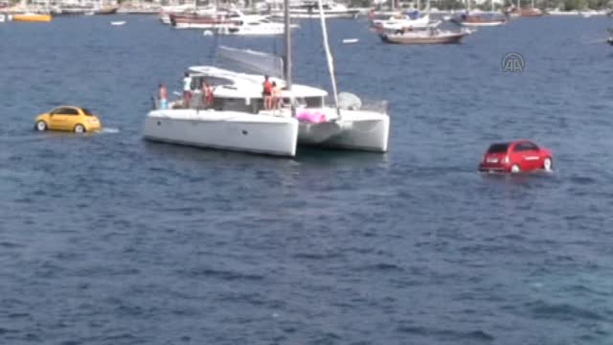 Yüzen otomobiller şov yaptı -