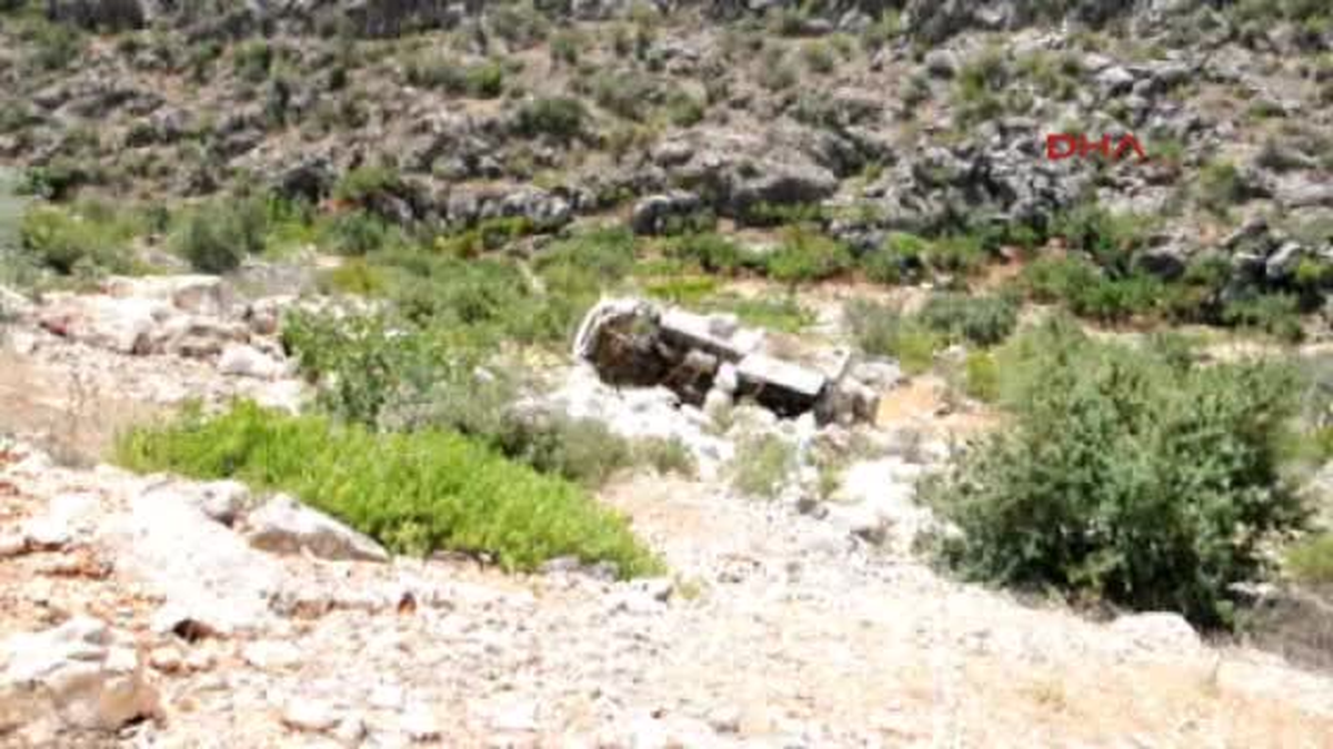 Adıyaman Kamyon Devrildi, Sürücü Yaralandı