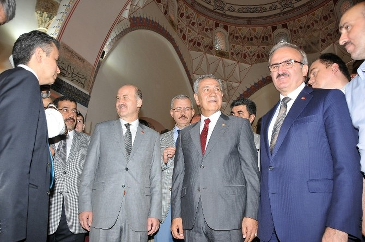 Arınç: "Aynı Kişiler Tarafından Desteklenen Cumhurbaşkanı Adayı Türbe Ziyaretlerinde Bulunuyor"