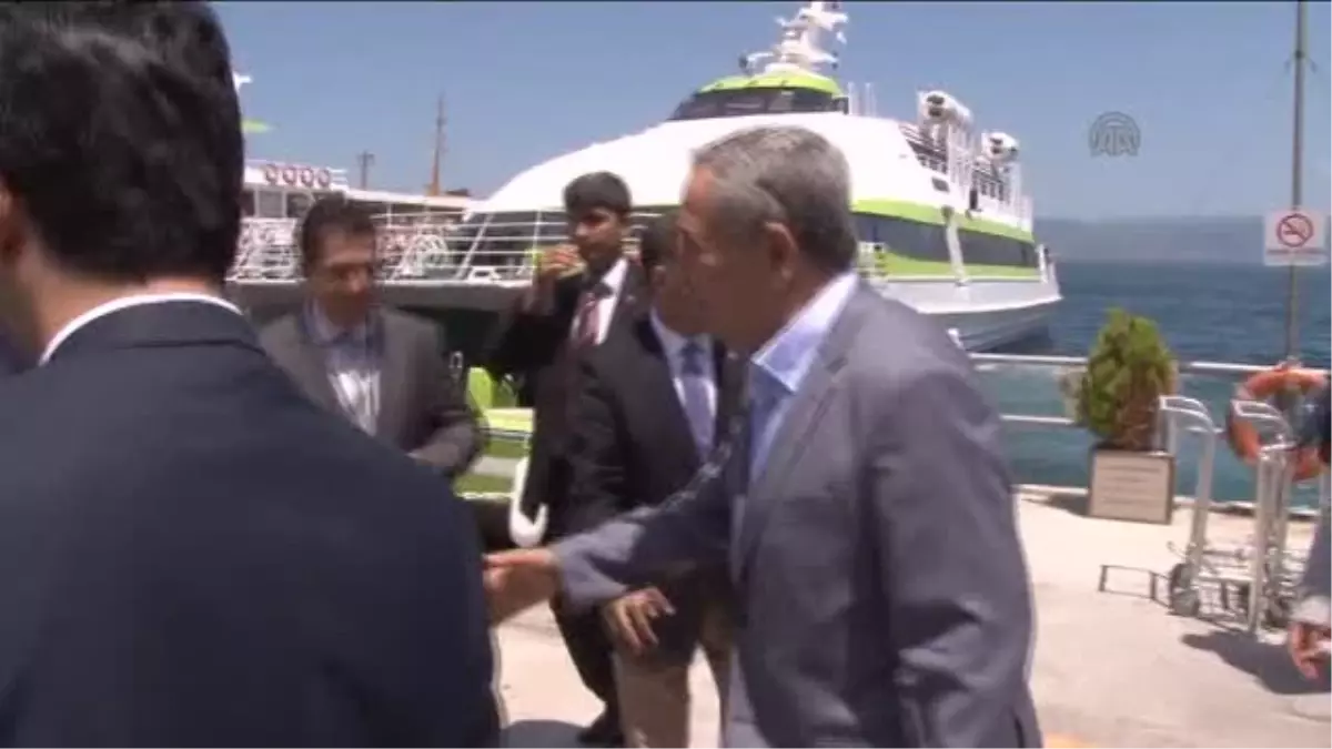 Arınç: "İnşallah İslam alemi, bugünkü feryatlarından, acılarından, dökülen kanlardan bir an evvel kurtulsun -