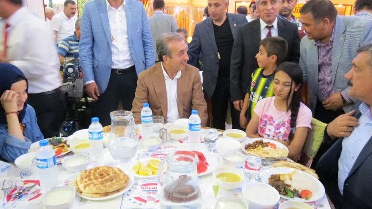 Bakan Eker, \'Kardeşlik İftarı\'na Katıldı