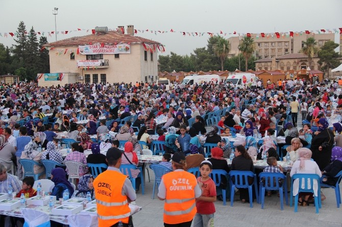 Bakan İslam, İftar Sofrasında Kucağında Bebekle Dua Etti