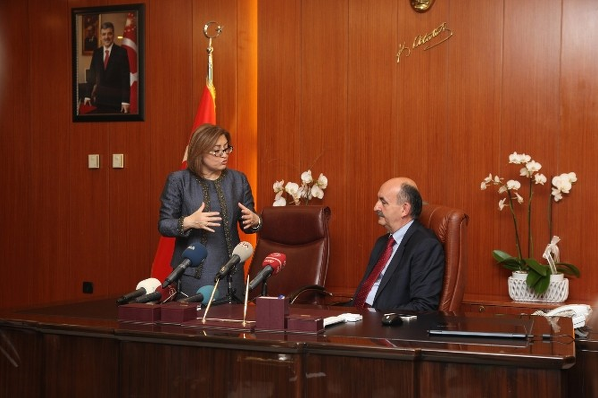 Bakan Müezzinoğlu, Başkan Şahin\'i Ziyaret Etti