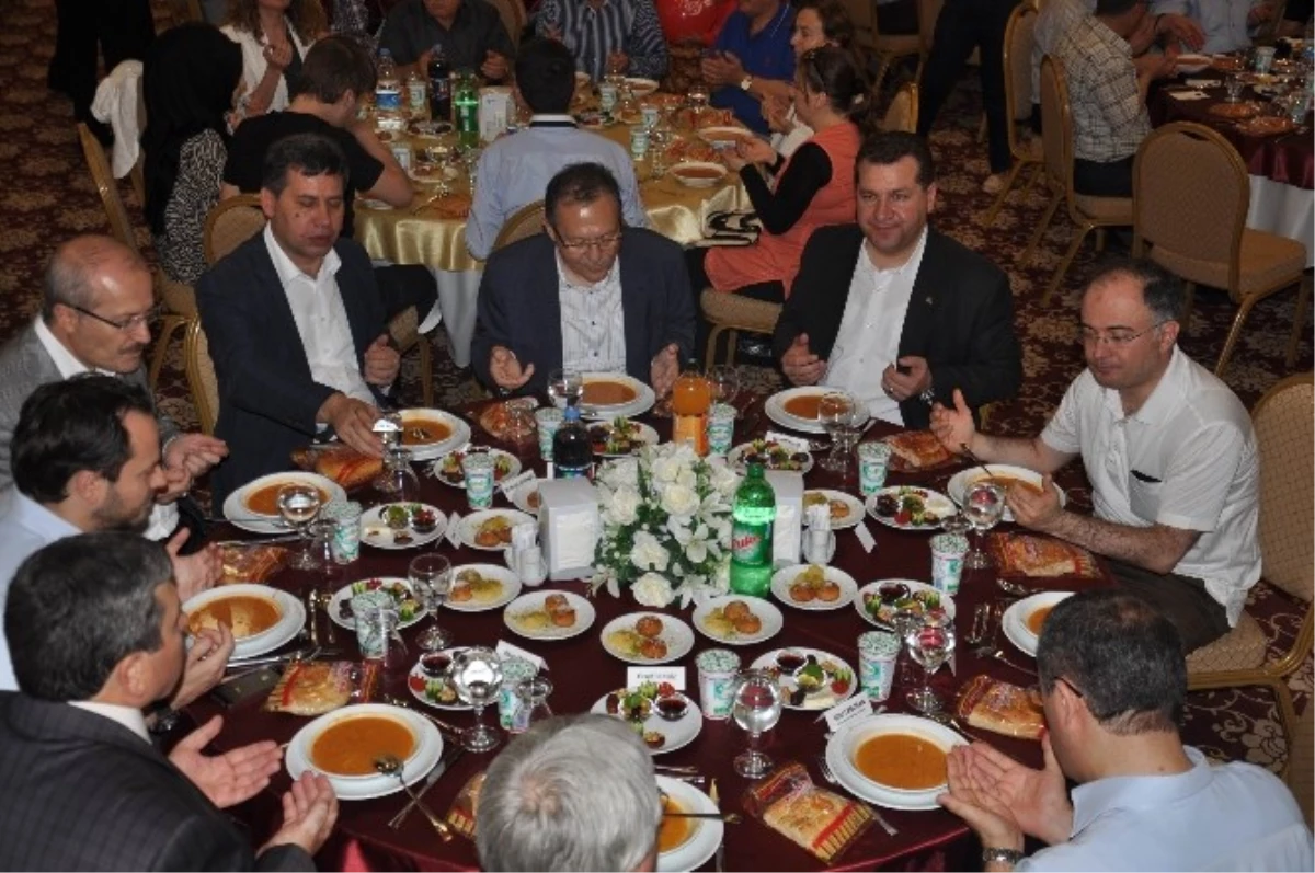 Balıkesir Büyükşehir Belediyesi \'Kardeşlik İftarı\' Düzenledi