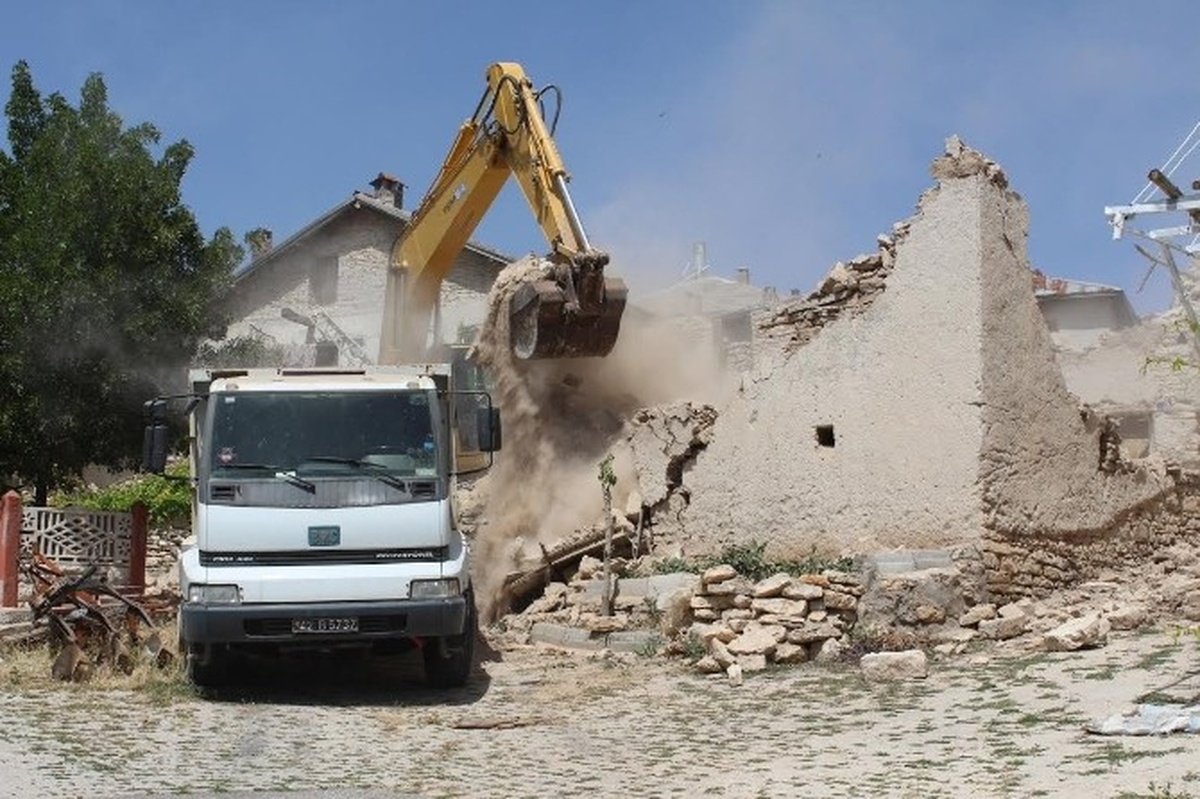 Beyşehir\'de Metruk Yapılar Yıkılıyor