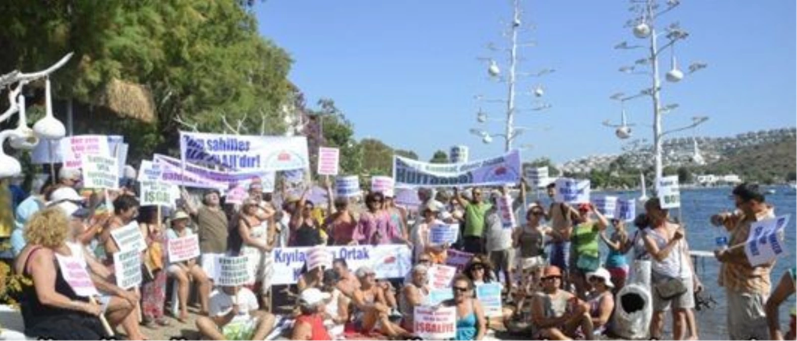 Bodrum\'da Plajdaki Özel İşletmelerin Şezlonglarına Tepki