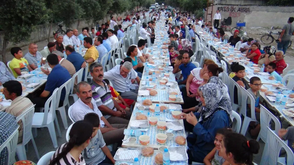 Ceyhan'da 2 Bin Kişiye Her Gün İftar Veriliyor