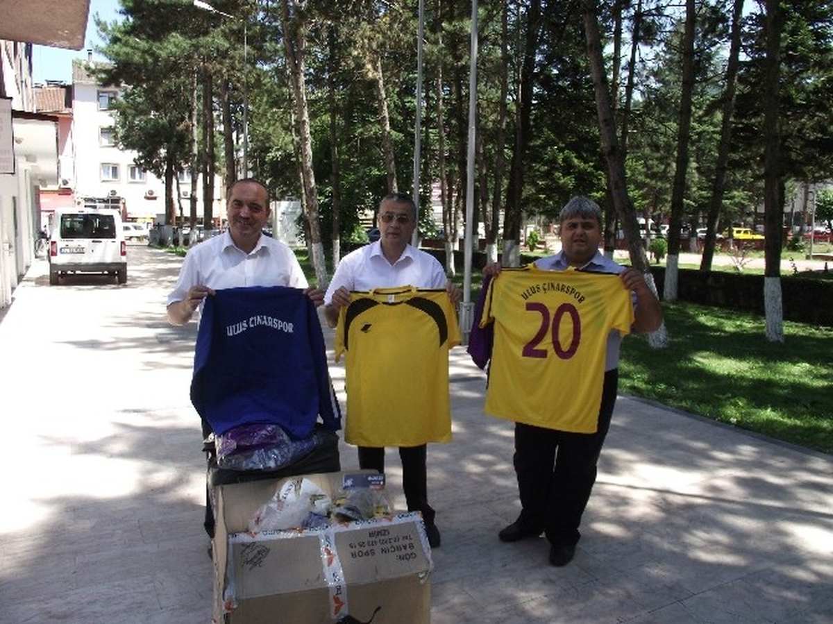 Çınarspor\'a Malzeme Dağıtıldı