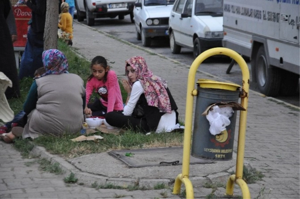 Çöp Kutusu Yanında İftar