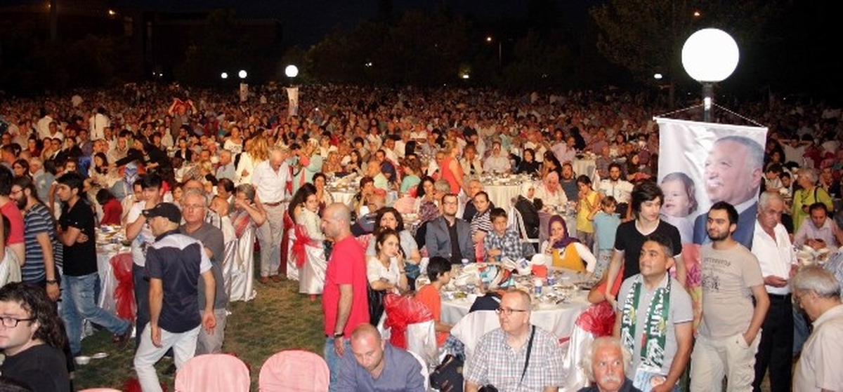 Cumhurbaşkanı Adayı Ekmeleddin İhsanoğlu Bursa\'da 10 Bin Kişiyle İftarda Buluştu