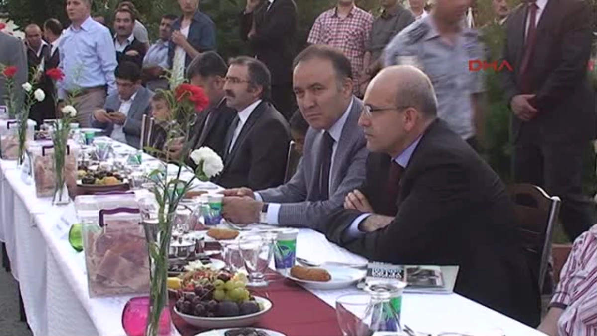 Dünya Yetimler Günü Nedeniyle Erzurum\'da Verilen İftara Katılan Maliye Bakanı Mehmet Şimşek...