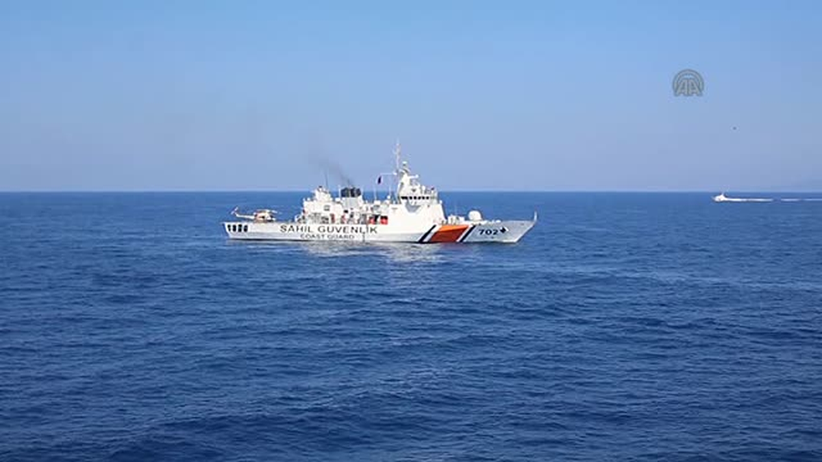 Ege Denizi\'nde kaçakları taşıyan teknenin batması -