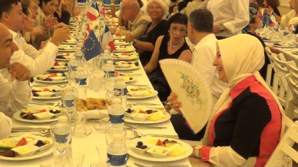 Fransa Başkonsolosluğu Bir İlke İmza Atarak, Fransa Sarayı\'nda İftar Verdi