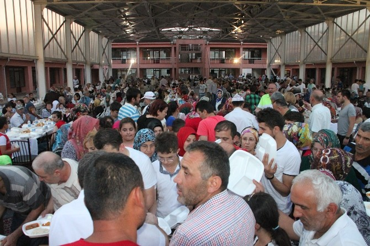 Gülüç Belediyesi Halka İftar Verdi