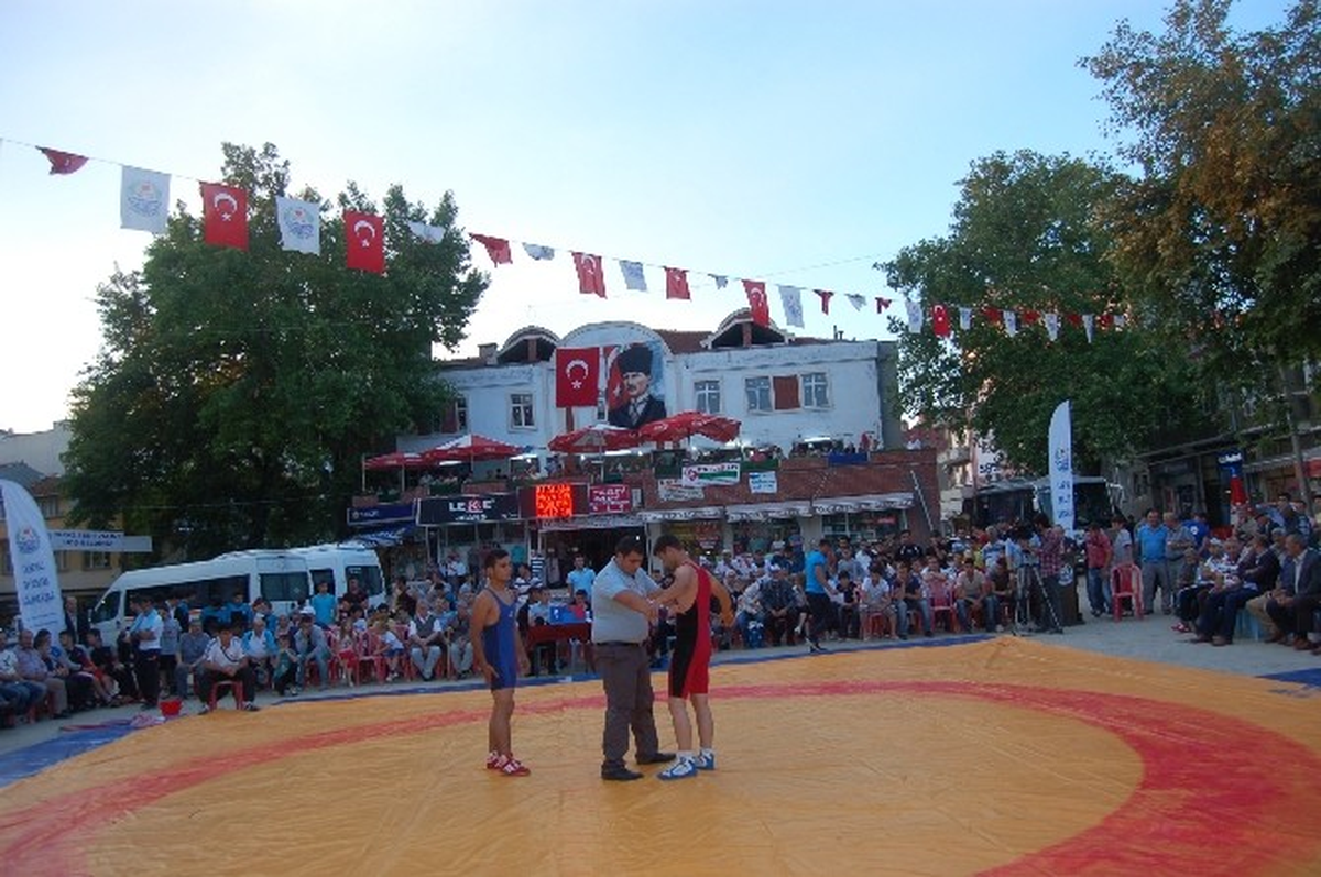 Gür, Başarılı Güreşçileri Tebrik Etti