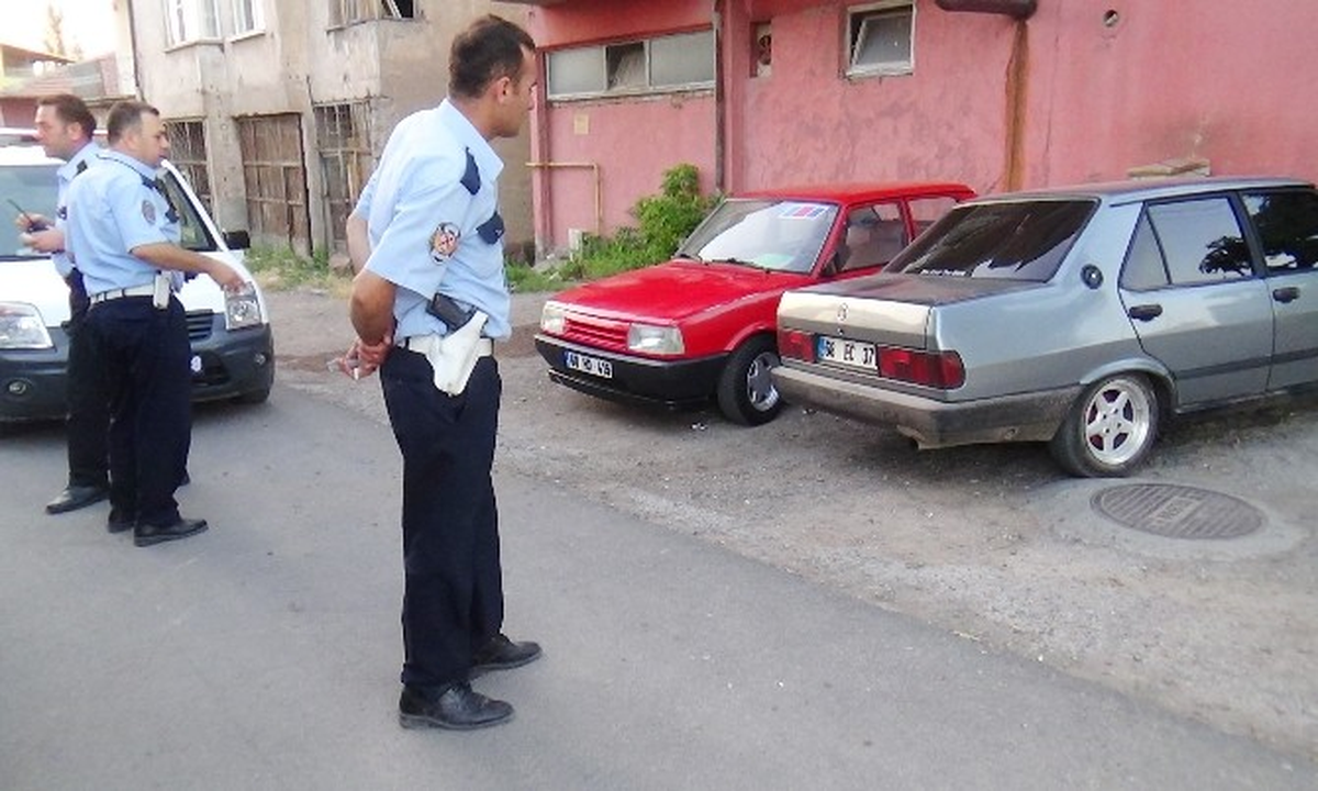 Hırsızlar Otomobili Bırakıp Kaçtı