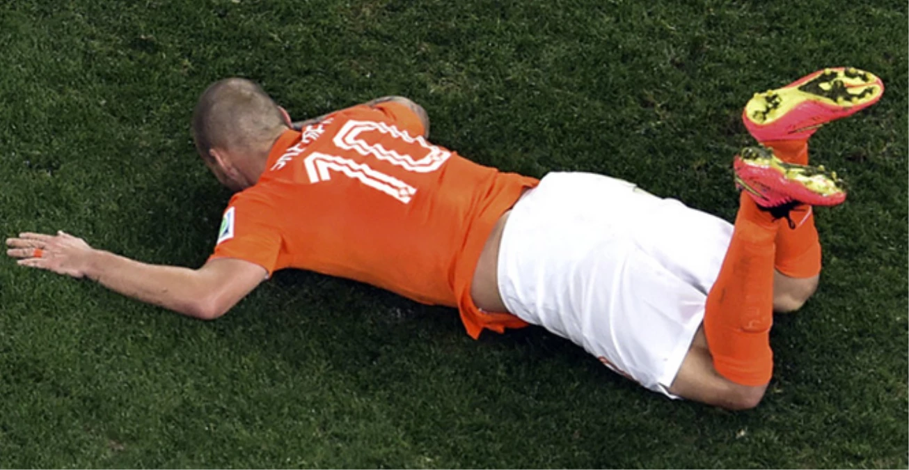 Hollanda\'da Sneijder Isınırken Sakatlandı