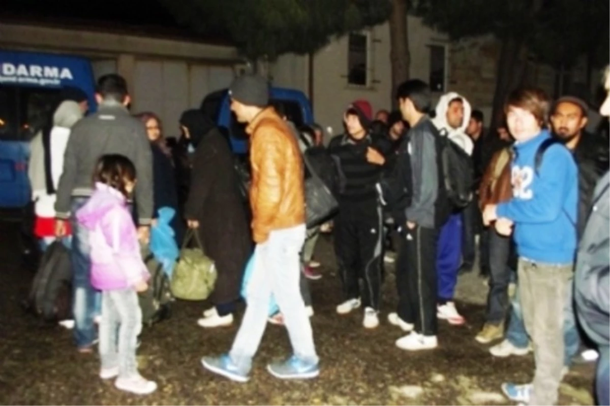 Karaburun\'da 21 Kaçak Göçmen Yakalandı