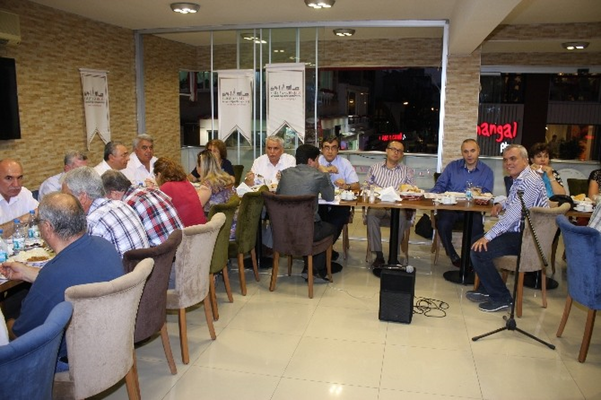 Karşıyaka\'nın Önde Gelen İsimleri İftarda Bir Araya Geldi