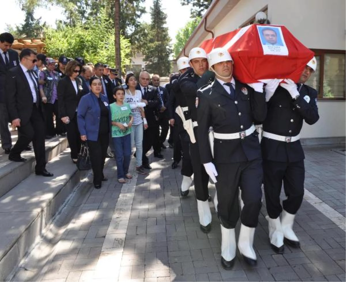 Uşak\'ta Kazada Ölen Polis Memuruna Hüzünlü Tören
