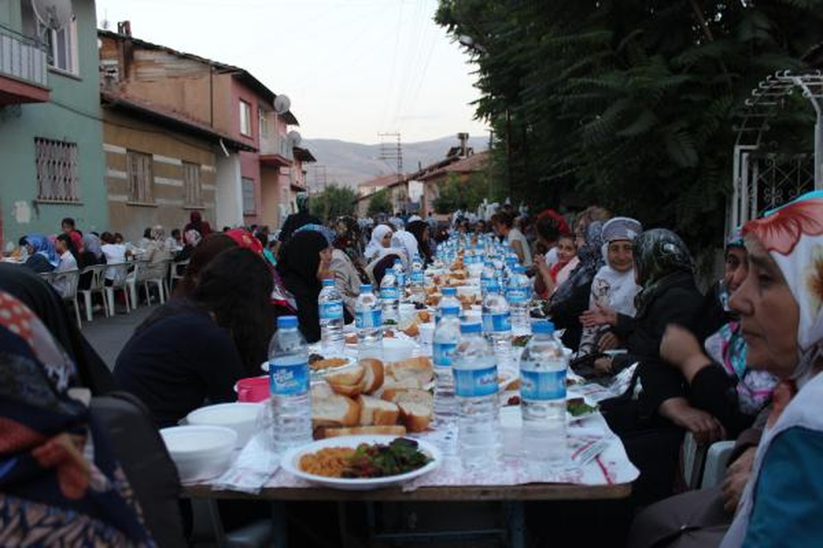 Malatya\'da 8 Bin Kişilik Sokak İftarı