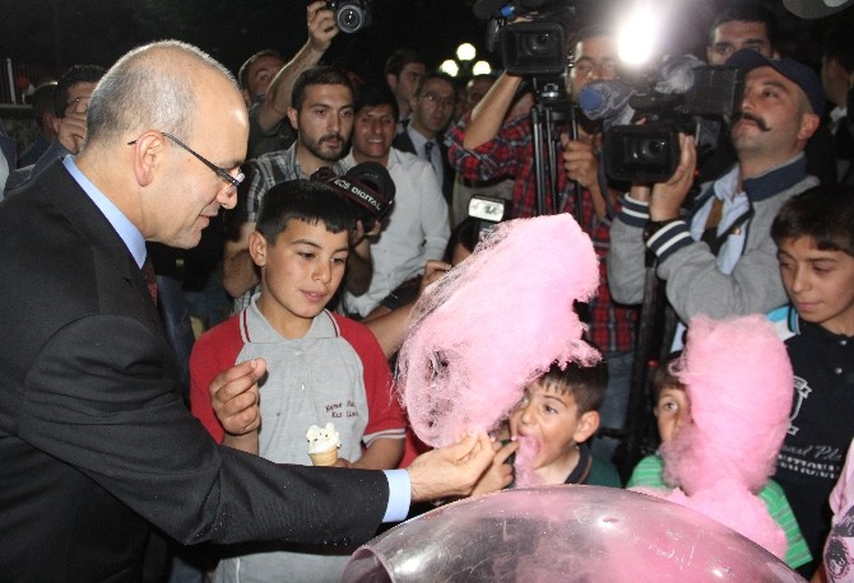Maliye Bakanı Şimşek, Erzurum\'da Çocuklara Pamuklu Şeker Dağıttı