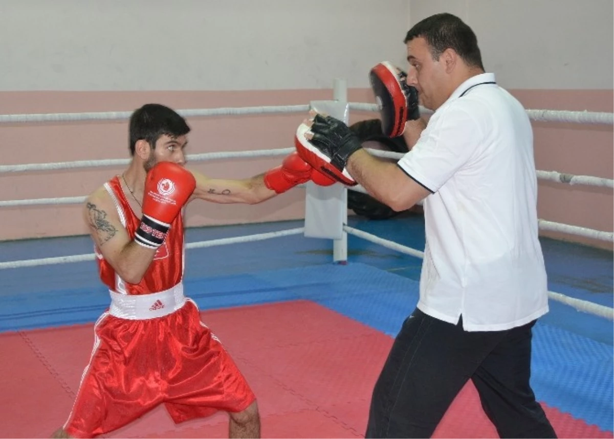 Milli Boksör Ertuğrul Erdemir, Boks Turnuvasına Hazırlanıyor