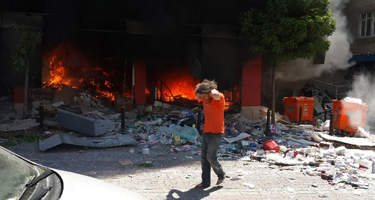 Patlayan Binada Gözyaşları İçinde Yakınlarını Arıyorlar