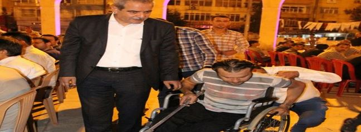 Haliliye\'de Suriyeli Vatandaşa Tekerlekli Sandalye