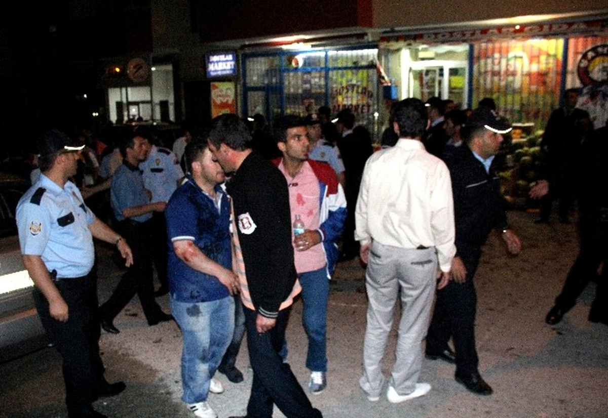 Tabanca ve Döner Bıçaklarıyla Bakkalı Basan Saldırganlar Terör Estirdi