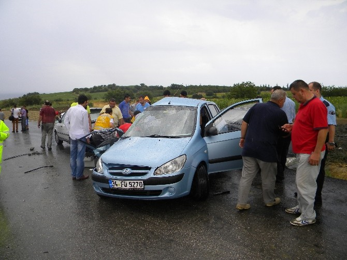 Tekirdağ\'da Sağanak Yağış Kazaya Neden Oldu: 4 Yaralı