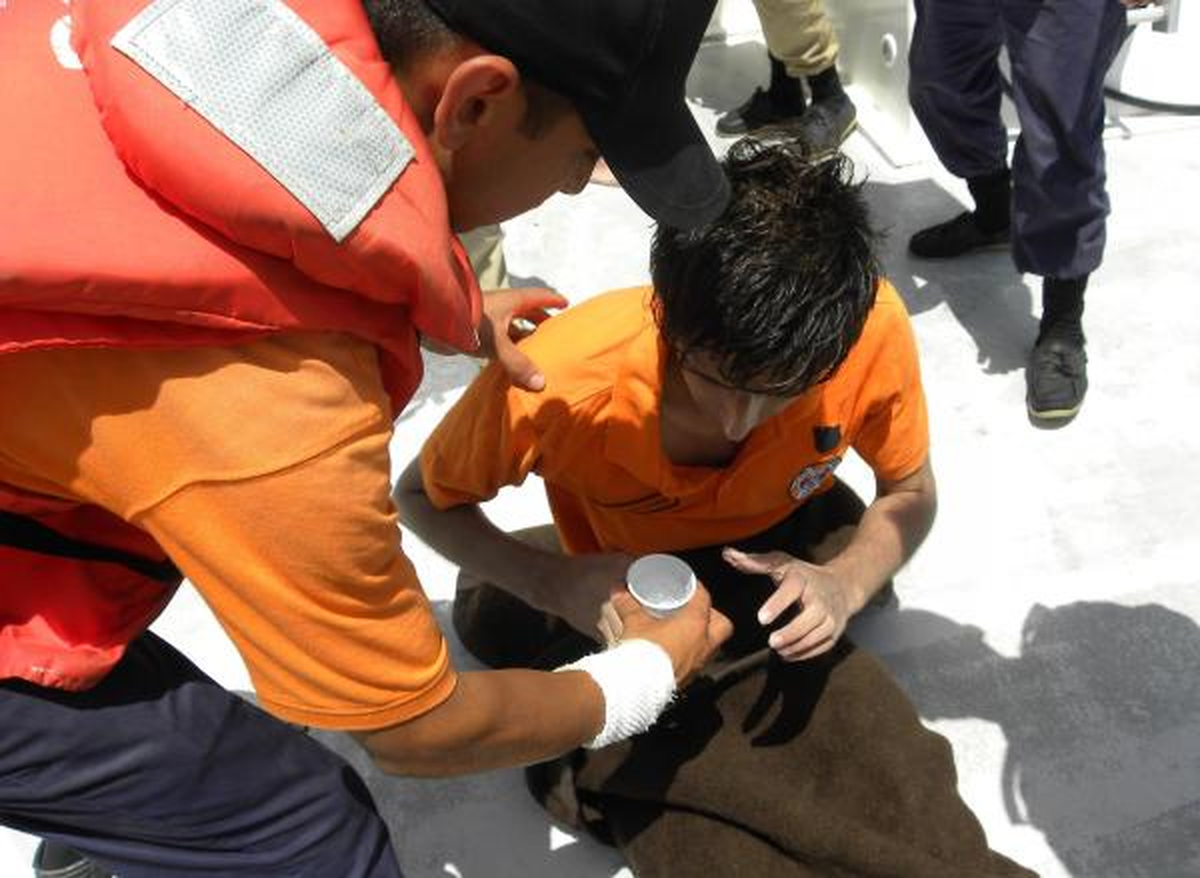 Tekne Faciasında 2 Mülteci, 12 Saat Tahta Parçasına Tutunup Hayatta Kaldı (2)
