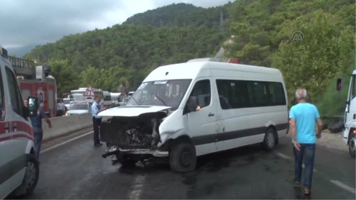 Turistleri taşıyan minibüs devrildi: 8 yaralı -